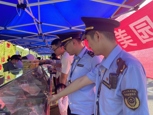 沪深配 鄞州区市场监管局开展外摆餐饮食品安全“回头看”: 外摆熟食戴上“安全帽”